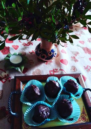 Foto di Palline di pasta reale e cioccolato