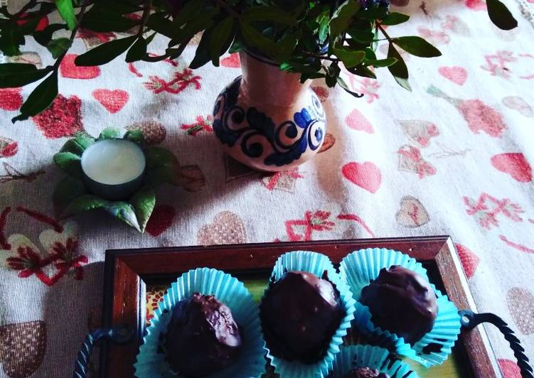 Palline di pasta reale e cioccolato