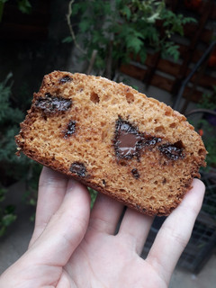 Una foto de Budín de Dulce de Leche requete fácil con pedacitos de choco⛈️😍