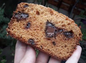 Una foto de Budín de Dulce de Leche requete fácil con pedacitos de choco⛈️😍