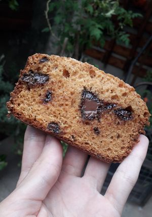 Una foto de Budín de Dulce de Leche requete fácil con pedacitos de choco⛈️😍