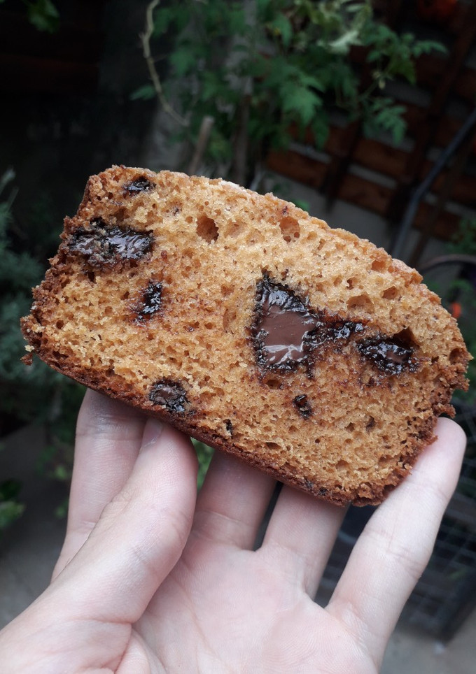 Una foto de Budín de Dulce de Leche requete fácil con pedacitos de choco⛈️😍