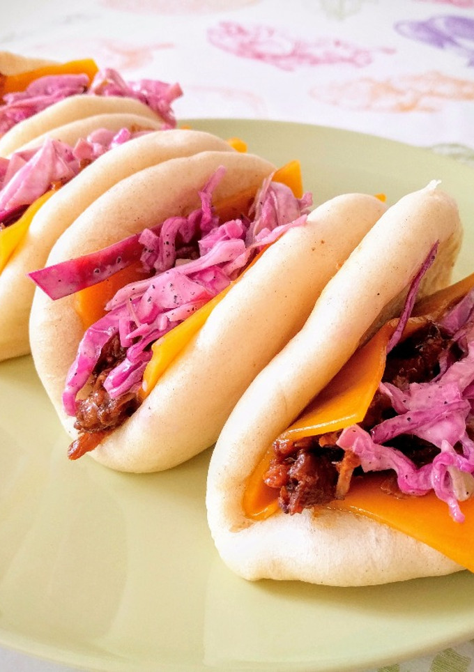 Una foto de Pan bao con pulled pork y coleslaw