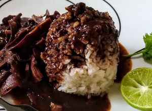 Una foto de CALAMARES y Setas en Tinta con Arroz Blanco...!🦑