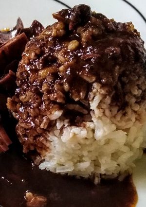 Una foto de CALAMARES y Setas en Tinta con Arroz Blanco...!🦑