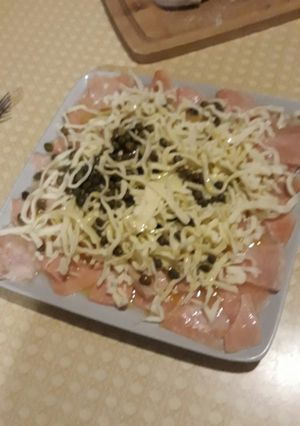 Una foto de Carpaccio de salmón