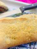 Empanada arrollada de pastrón y quesos 🥓🫑🧀🧅