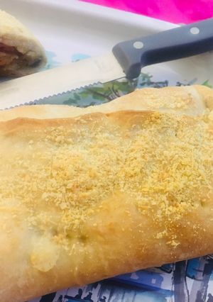 Una foto de Empanada arrollada de pastrón y quesos 🥓🫑🧀🧅
