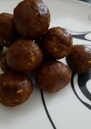 ખજૂર ડ્રાયફ્રૂટ લાડુ (khjur dryfruit laddu Recipe In Gujarati) રેસીપી મુખ્ય ફોટો