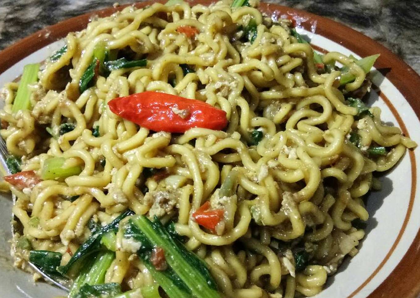 Mie goreng jawa pedas hangat nikmat untuk Sahur / buka puasa