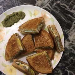 A picture of Yummy bullseye (half fry)stuffed sandwich.