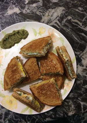 A picture of Yummy bullseye (half fry)stuffed sandwich.