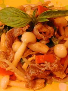 [菇菇巧思]沙茶牛肉雪白菇 的食譜成品照片