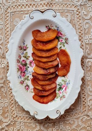 Una foto de Manzana al azafrán 🍎 Manzana tibia y cremosa con canela y azafrán en aceite de coco 🥥 Low carb