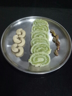 काजू पिस्ता रोल (kaju pista roll recipe in Hindi) रेसिपी मुख्य फोटो