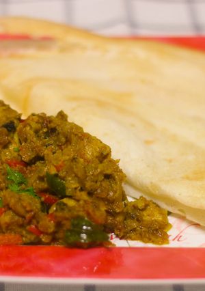 A picture of Chicken sautéed with Red capsicum.