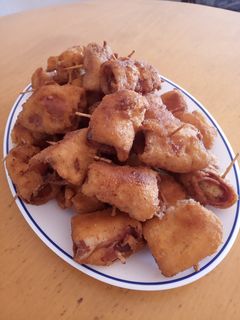 Una foto de Langostinos rebozados envueltos en bacon
