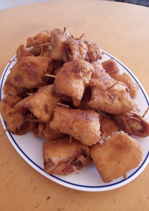 Una foto de Langostinos rebozados envueltos en bacon