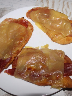 Una foto de Filete de pechuga de pollo con jamón y queso