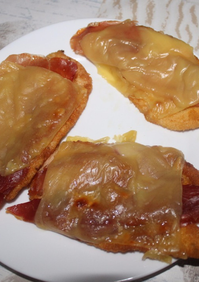 Una foto de Filete de pechuga de pollo con jamón y queso