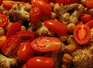 Una foto de Ensalada tibia de coliflor, garbanzos y tomates