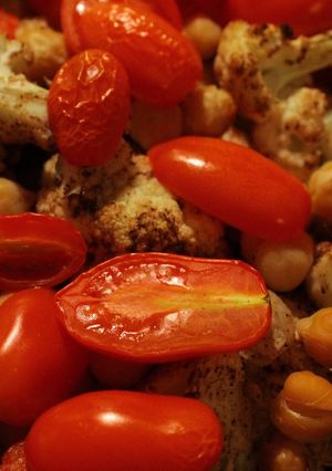 Una foto de Ensalada tibia de coliflor, garbanzos y tomates