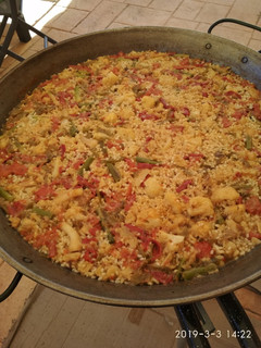 Una foto de Paella de bacalao, coliflor y ajos tiernos