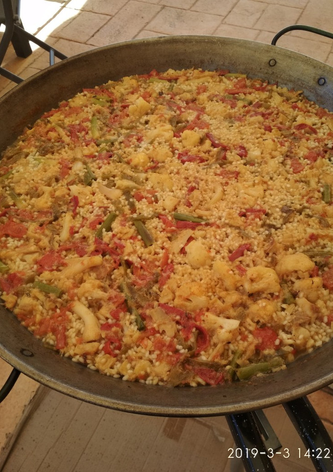 Una foto de Paella de bacalao, coliflor y ajos tiernos