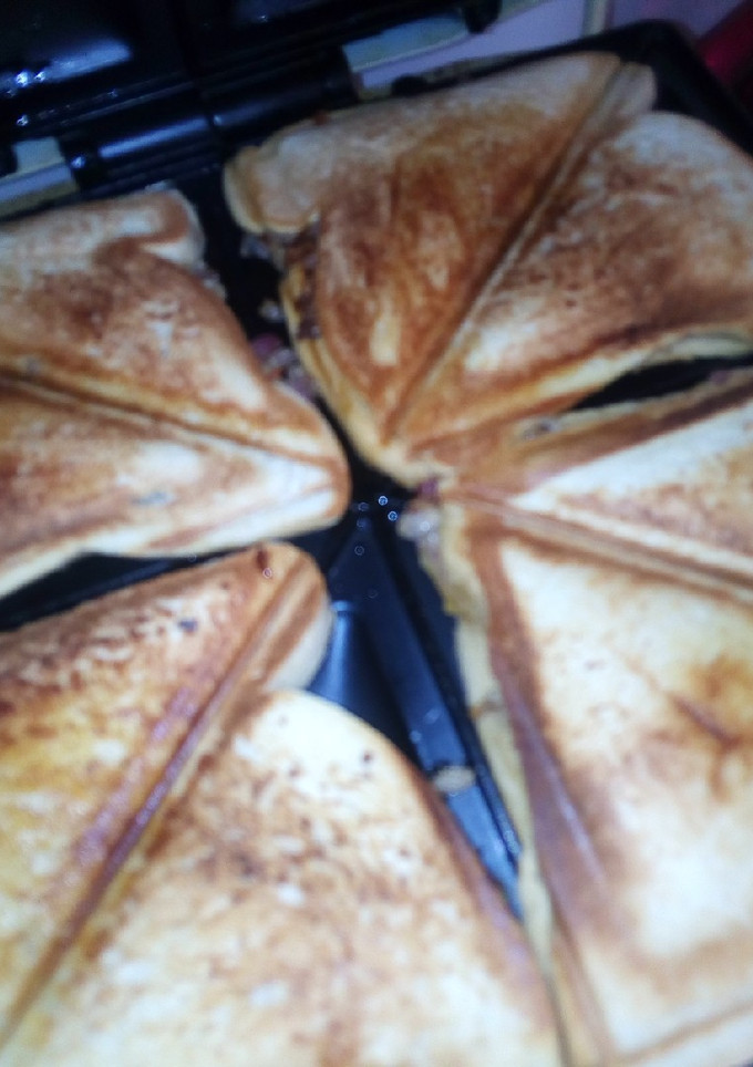 A picture of Toast bread with sardines.