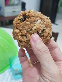 Foto resep Cookies sehat oat gandum, kismis, almond slice skitar 140 kalori