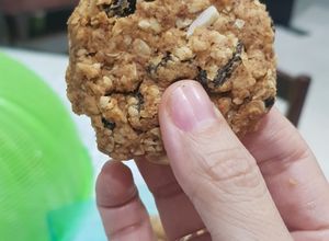 Foto resep Cookies sehat oat gandum, kismis, almond slice skitar 140 kalori