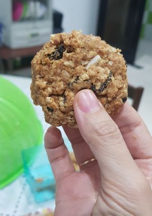 Foto resep Cookies sehat oat gandum, kismis, almond slice skitar 140 kalori
