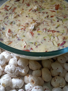मैंगो मखाना बासुंदी(mango makhana basundi recipe in hindi) रेसिपी मुख्य फोटो