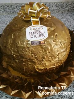 Una foto de Tarta De Ferrero Rocher  Gigante
