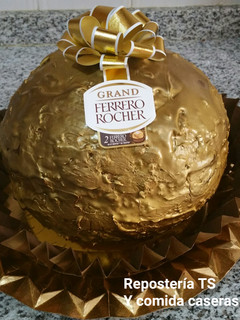Una foto de Tarta De Ferrero Rocher Gigante