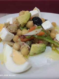 Una foto de Ensalada de garbanzos con vinagreta de lima