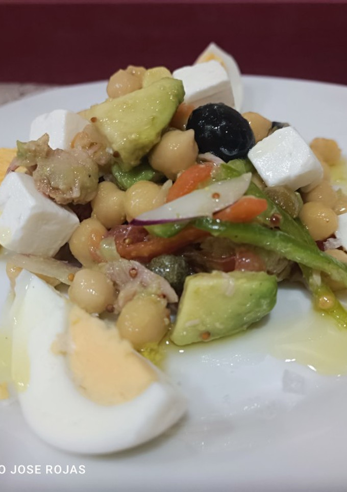 Una foto de Ensalada de garbanzos con vinagreta de lima