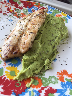 Una foto de Reineta a la plancha con puré de arvejas 👩🏽🍳