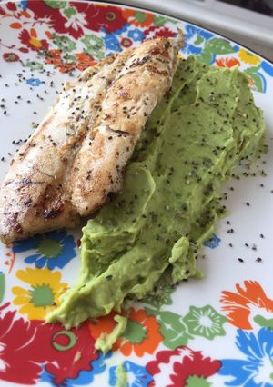 Una foto de Reineta a la plancha con puré de arvejas 👩🏽‍🍳