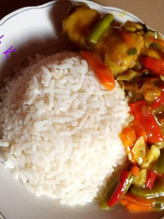 A picture of Boiled rice with shredded chicken sauce.