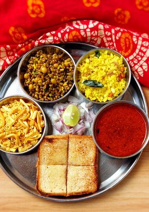 A picture of Misal pav.
