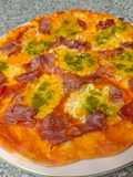 Pizza casera de mozzarella di búfala jamón y pesto