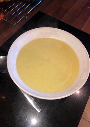 Póréhagymás burgonyakrém leves (aka leek and potato soup) recept fotója