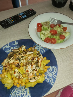 Una foto de Garbanzos con alcachofas y pollo al curry y ensalada de pepino