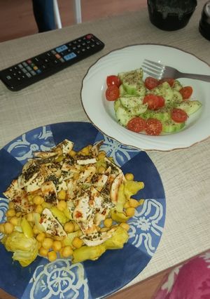 Una foto de Garbanzos con alcachofas y pollo al curry y ensalada de pepino