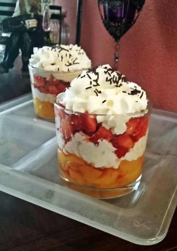 Una foto de Mosaico de frutas con nata