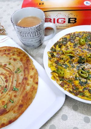 A picture of Spicy omelet n Lachha Paratha.