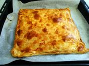 Una foto de empanada de atún y pimiento morrón
