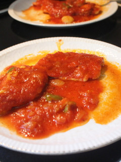 Una foto de Pechuga de pollo con salsa de tomate