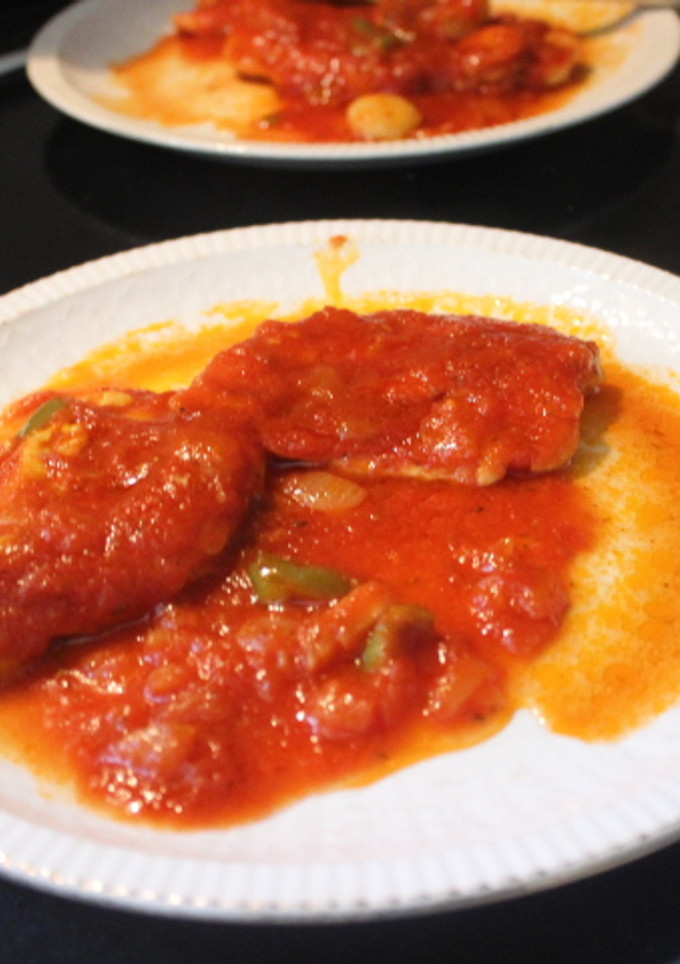 Una foto de Pechuga de pollo con salsa de tomate